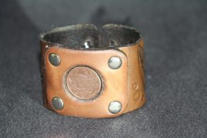 lederarmband diy handarbeit münze